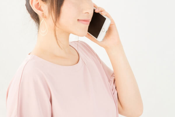 電話をする女性