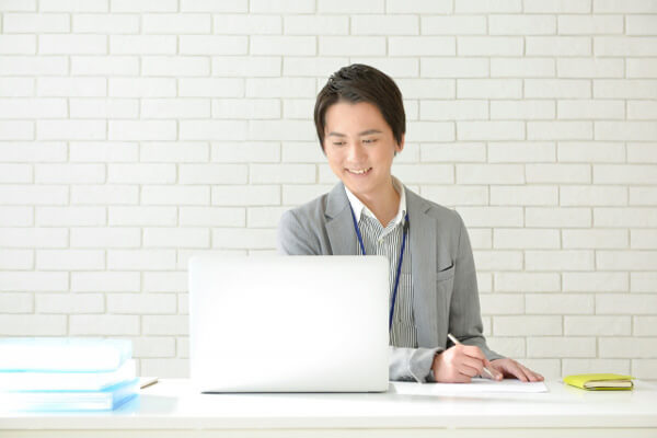 PCで調べ物をする男性