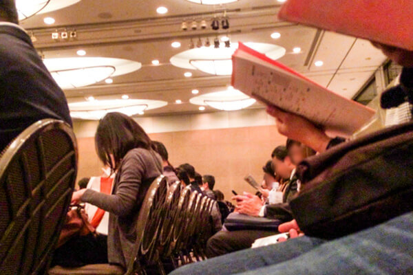 説明を受ける人々