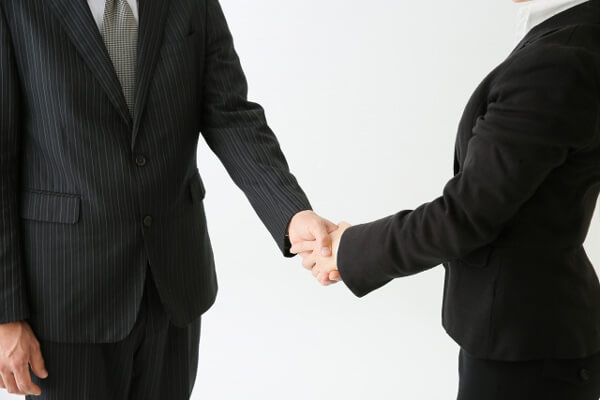契約成立で握手を交わす