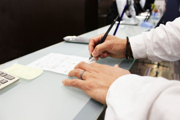 書類にサインする男性